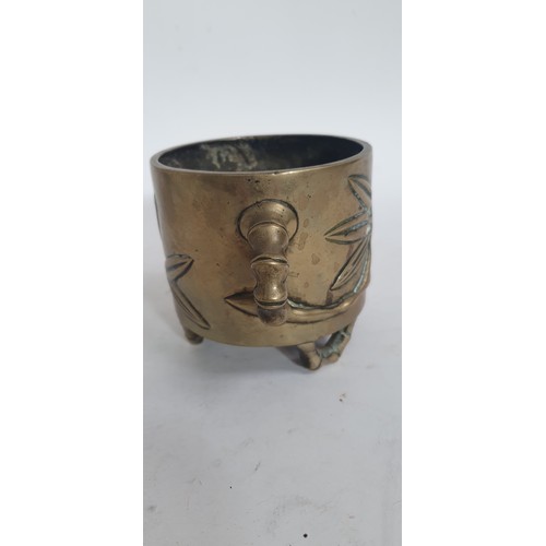 590 - A Chinese bronze 2-handled pot on 3 faux bamboo feet, with 6 character mark, H9cm