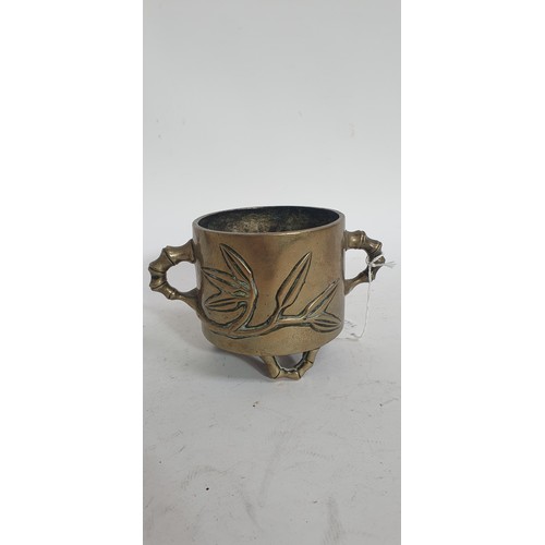 590 - A Chinese bronze 2-handled pot on 3 faux bamboo feet, with 6 character mark, H9cm