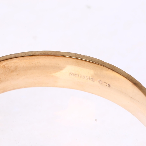 1217 - A mid-20th century 9ct gold hinged bangle, maker S&P, Birmingham 1963, with engraved foliate decorat... 