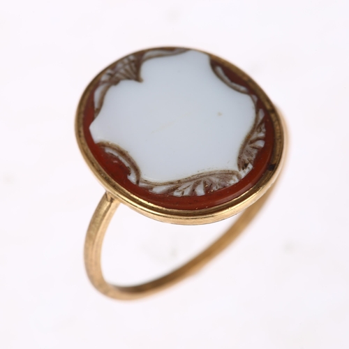 1246 - An Antique sardonyx shield cameo ring, unmarked gold settings with relief carved panel depicting vac... 