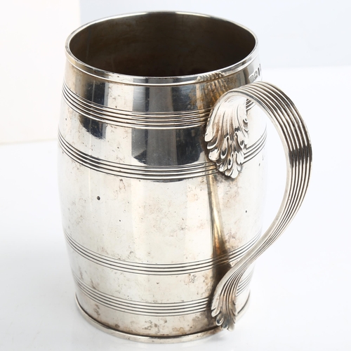 1775 - A George III silver barrel pint mug, with reeded decoration and acanthus leaf reeded handle, indisti... 