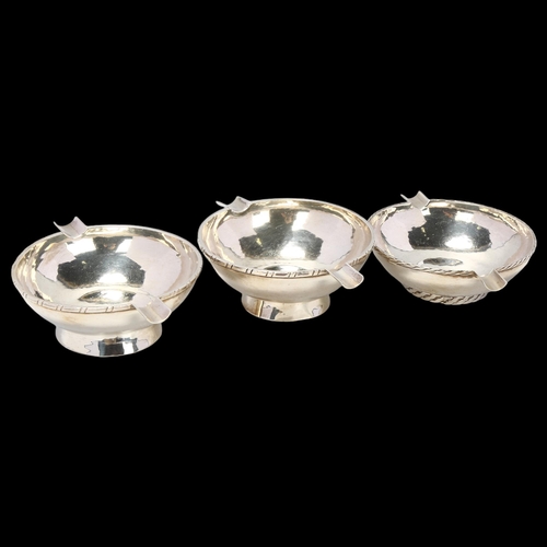 1680 - A set of George VI silver ashtrays, maker EHR, London 1946 and 1947, circular form, diameter 9cm, 8.... 