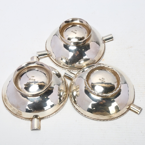 1680 - A set of George VI silver ashtrays, maker EHR, London 1946 and 1947, circular form, diameter 9cm, 8.... 