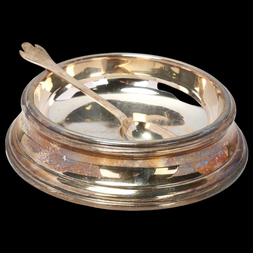 1705 - A cased George V silver child's feeding bowl and spoon, William Base & Sons, Chester 1926, diameter ... 