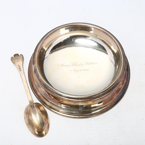 1705 - A cased George V silver child's feeding bowl and spoon, William Base & Sons, Chester 1926, diameter ... 