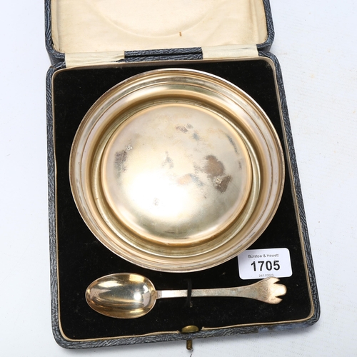 1705 - A cased George V silver child's feeding bowl and spoon, William Base & Sons, Chester 1926, diameter ... 