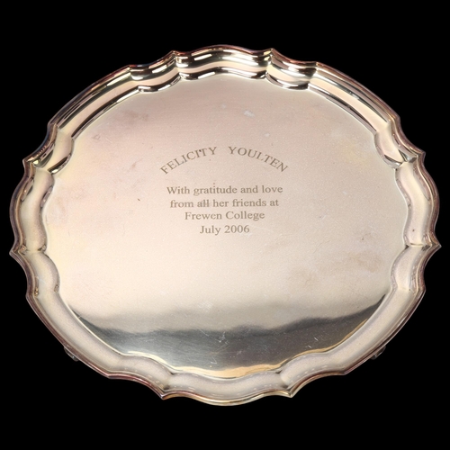 1795 - An Elizabeth II circular silver salver, Mappin & Webb, Sheffield 2002, scalloped border on 4 scrolle... 