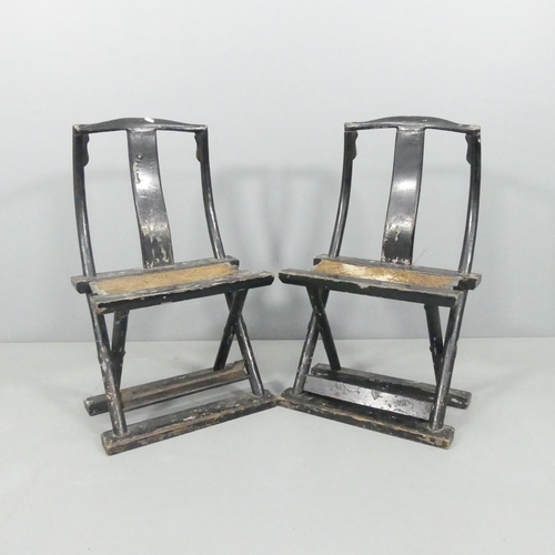 2036 - An antique pair of Chinese black lacquered folding chair, with hardwood frames and woven seats. Over... 