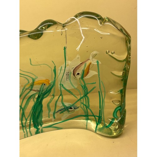 181 - A Murano glass aquarium panel with 6 fish, length 29cm, height 18cm