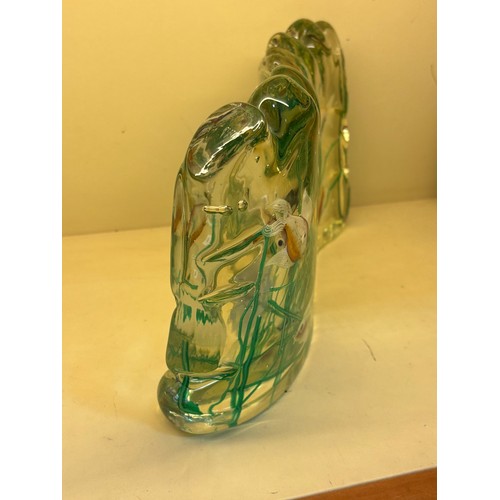 181 - A Murano glass aquarium panel with 6 fish, length 29cm, height 18cm