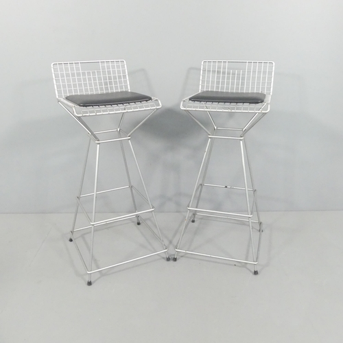 2060 - A pair of post-modern wire mesh barstools by Meshman.