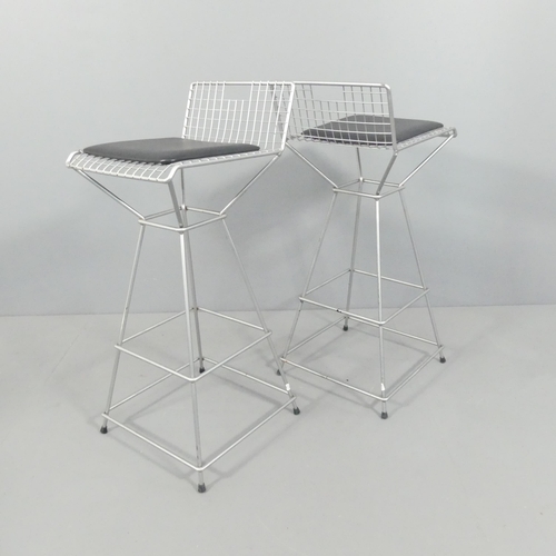 2060 - A pair of post-modern wire mesh barstools by Meshman.