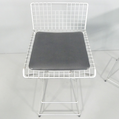 2060 - A pair of post-modern wire mesh barstools by Meshman.