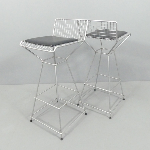 2060 - A pair of post-modern wire mesh barstools by Meshman.