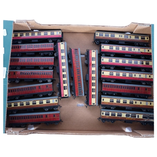 103 - A group of 17 Hornby and Hornby Dublo HO/OO gauge passenger coaches/carriages