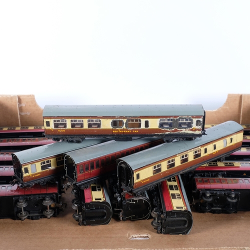 103 - A group of 17 Hornby and Hornby Dublo HO/OO gauge passenger coaches/carriages