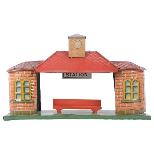 76 - A 1930s German-made tinplate railway station, L34cm