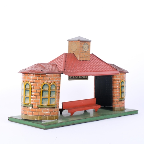 76 - A 1930s German-made tinplate railway station, L34cm