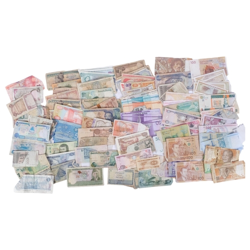 333 - A collection of worldwide banknotes, including Central Bank of Kuwait, Jamaica, Turkey etc