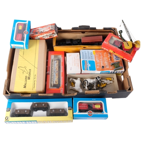 109 - A quantity of Vintage toy model kits, including many by Mallard Models, several Airfix HO scale rail... 