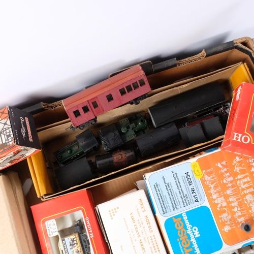 109 - A quantity of Vintage toy model kits, including many by Mallard Models, several Airfix HO scale rail... 