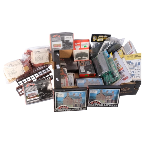 112 - A quantity of HO and OO gauge scale model accessory kits, kits mostly associated with buildings and ... 