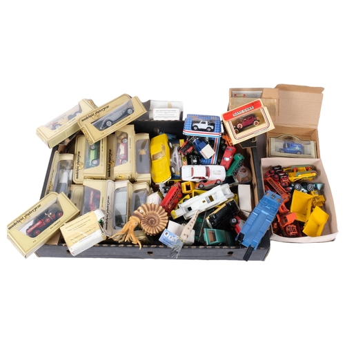 129 - A quantity of Vintage diecast vehicles, both loose and boxed, various brands such as Corgi, Lesney, ... 