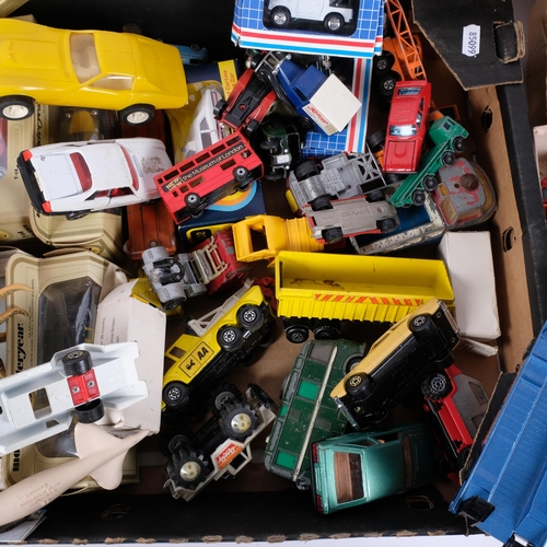 129 - A quantity of Vintage diecast vehicles, both loose and boxed, various brands such as Corgi, Lesney, ... 