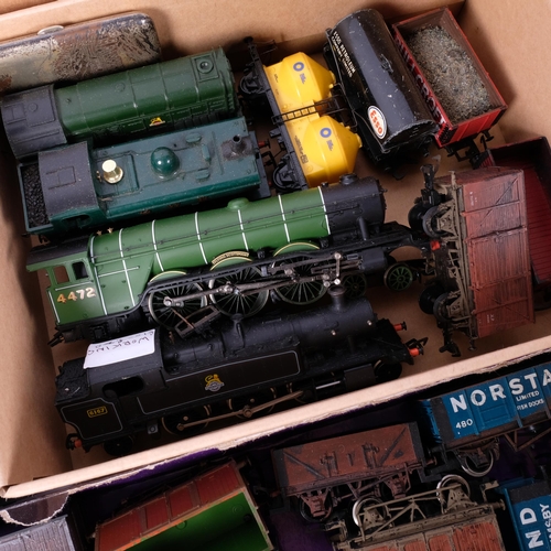 139 - A quantity of HO and OO gauge model railway locomotives, tenders and goods wagons, many Hornby, Airf... 