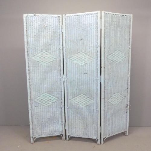 2667 - A vintage three-fold wicker room divider screen. Each panel 45x165cm.