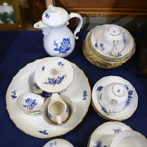 995 - MEISSEN - a collection of Meissen Aquatinta dinnerware, including coffee pot, cups, saucers, vase, d... 