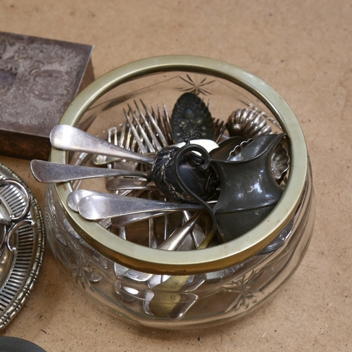 1124 - A quantity of silver plated items, including a tankard, cutlery, sauce pots etc