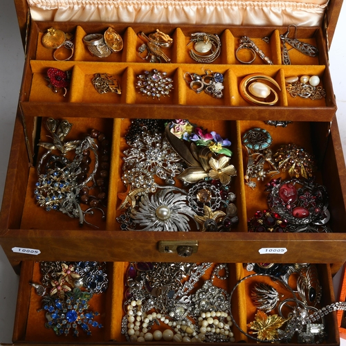 A brown jewellery box full of costume jewellery, including some silver ...