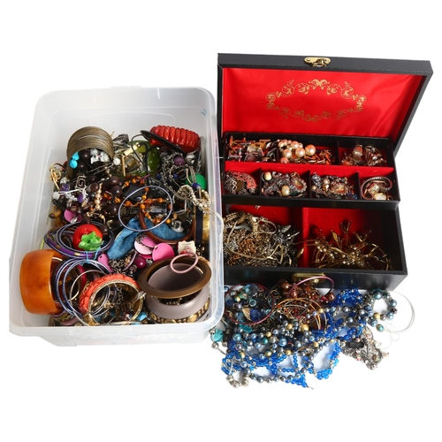 1147 - A large quantity of costume jewellery