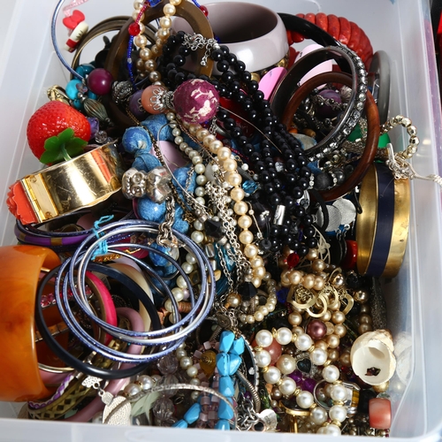 1147 - A large quantity of costume jewellery