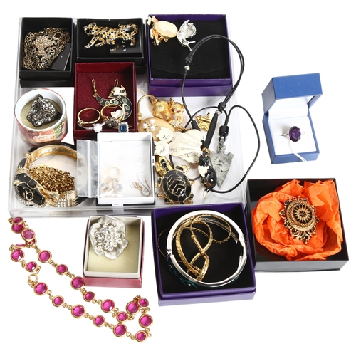 1148 - A quantity of modern costume jewellery, including various animal brooches, and stone set brooches, i... 