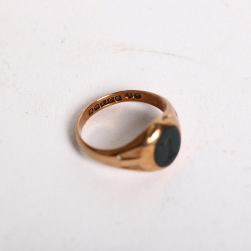 1174 - A small 9ct gold and bloodstone set signet ring, 3.1g gross, size I/J