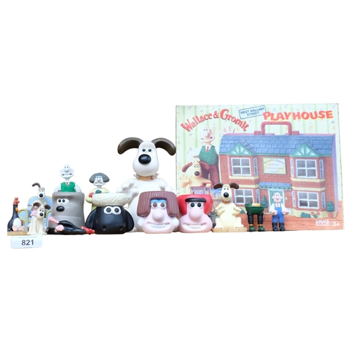 821 - A group of Wallace and Gromit figures, including a boxed playhouse