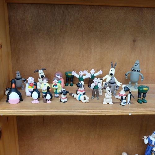 821 - A group of Wallace and Gromit figures, including a boxed playhouse