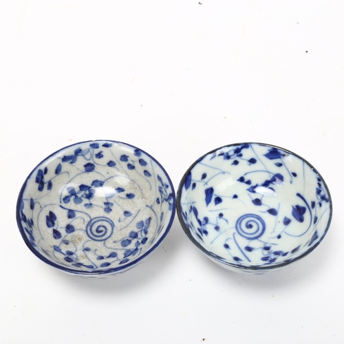 226 - 2 small Chinese blue and white porcelain bowls, with painted decoration, diameter 7.5cm