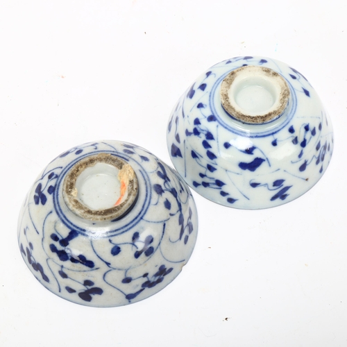 226 - 2 small Chinese blue and white porcelain bowls, with painted decoration, diameter 7.5cm