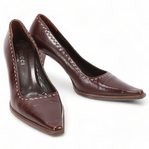 254 - GUCCI - a pair of brown leather shoes, size 38