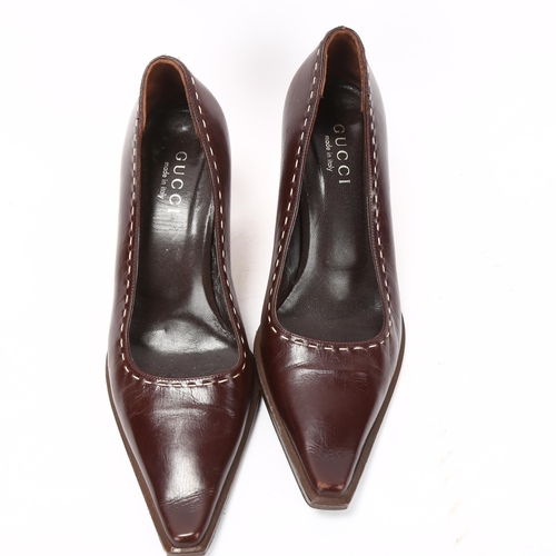 254 - GUCCI - a pair of brown leather shoes, size 38