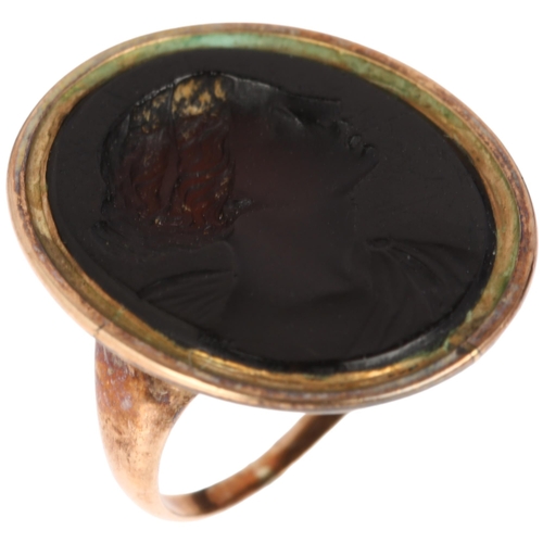 1139 - A 19th century glass intaglio seal ring, depicting Classical female profile, in unmarked gold mount,... 