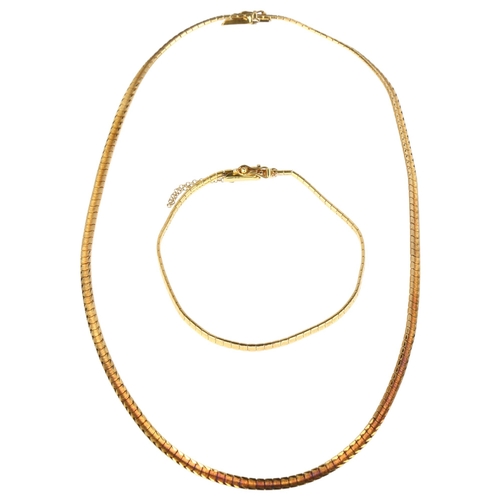 1207 - An Italian 18ct gold necklace and bracelet set, textured decoration, necklace 42cm, bracelet 18cm, 2... 