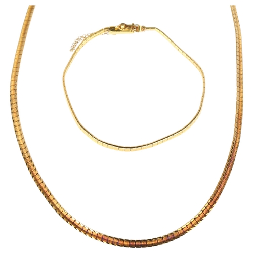 1207 - An Italian 18ct gold necklace and bracelet set, textured decoration, necklace 42cm, bracelet 18cm, 2... 