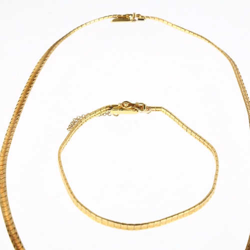 1207 - An Italian 18ct gold necklace and bracelet set, textured decoration, necklace 42cm, bracelet 18cm, 2... 