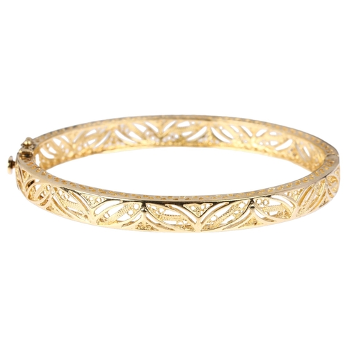 1233 - A 9ct gold filigree hinged bangle, maker ARR, band width 6.7mm, internal circumference 17cm, 12.5g