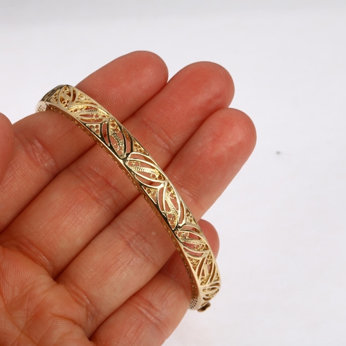 1233 - A 9ct gold filigree hinged bangle, maker ARR, band width 6.7mm, internal circumference 17cm, 12.5g