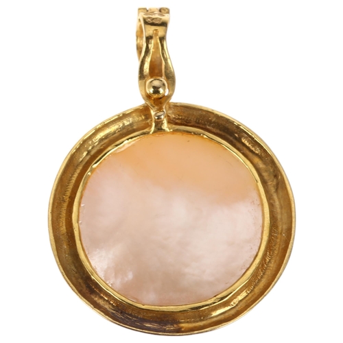 1250 - A modern 9ct gold Mabe pearl pendant, 27.7mm, 2.6g